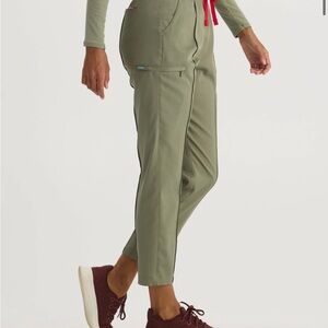 Mediclo TENCEL™ Sicily‎ ‎ Pintuck Tapered Scrub Pants in olive green.